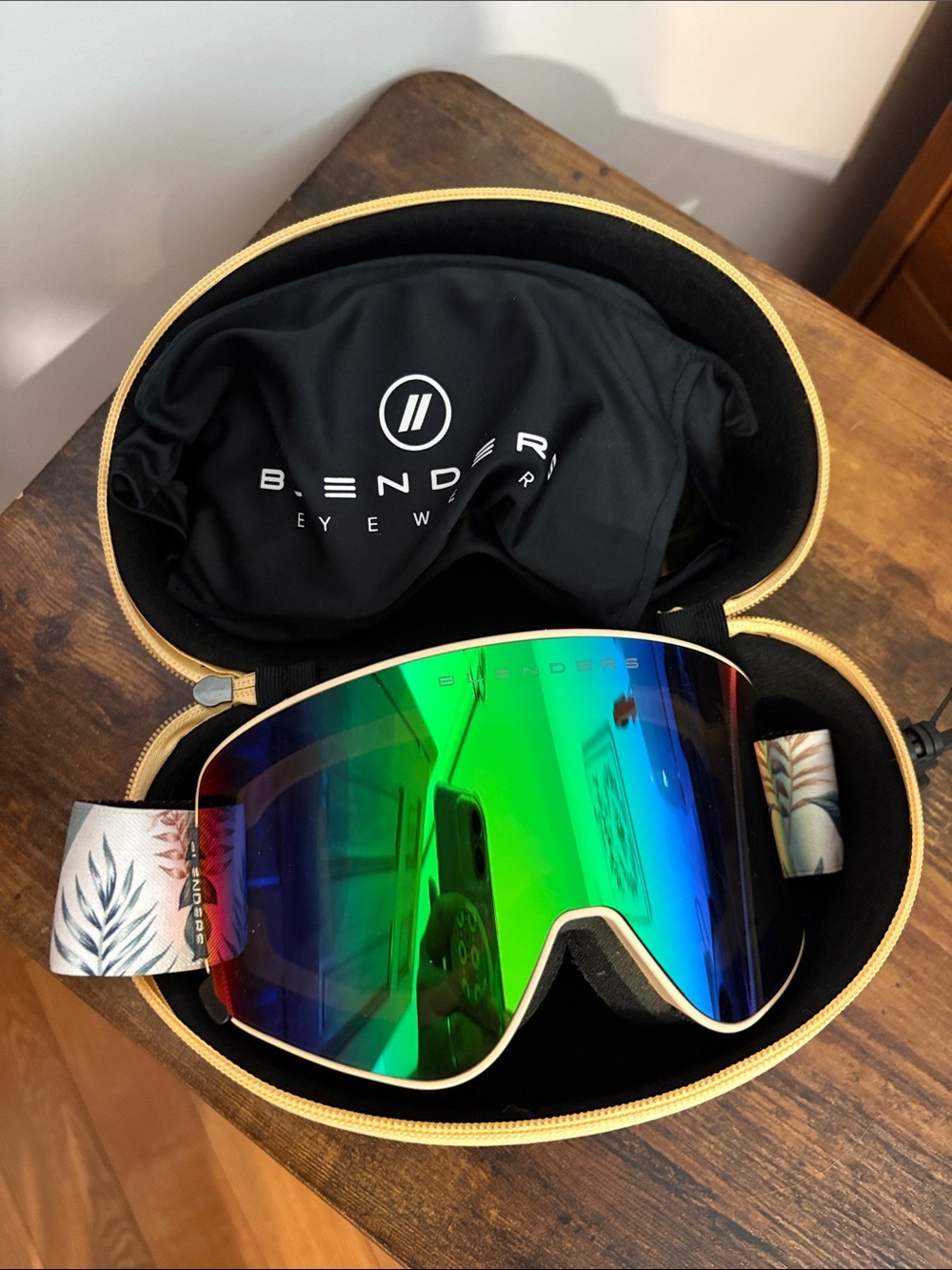 Blenders Eyewear Snow Goggles with Green Mirrored Lens + 2 extra quick change